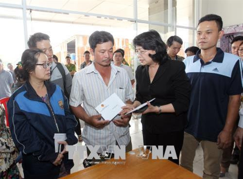 Phó Chủ tịch nước Đặng Thị Ngọc Thịnh thăm hỏi gia đình các nạn nhân. Ảnh: Quang Nhựt - TTXVN