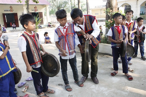 Học sinh Trường Tiểu học Triệu Thị Trinh luyện tập cồng chiêng trong giờ ngoại khóa. Ảnh: Hồng Điệp – TTXVN Học sinh Trường Tiểu học Triệu Thị Trinh luyện tập cồng chiêng trong giờ ngoại khóa. Ảnh: Hồng Điệp – TTXVN