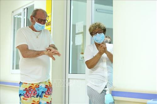 Du khách trong khu cách ly thường xuyên sát khuẩn tay. Ảnh: Minh Quyết - TTXVN Du khách trong khu cách ly thường xuyên sát khuẩn tay. Ảnh: Minh Quyết - TTXVN