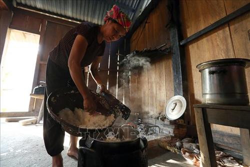 Chuẩn bị cơm nếp làm bánh dày. Ảnh: Phan Tuấn Anh - TTXVN Người dân chuẩn bị làm bánh dày trong ngày tết. Ảnh: Phan Tuấn Anh - TTXVN Đồng bào dân tộc Hà Nhì làm bánh dày trong ngày tết. Ảnh: Phan Tuấn Anh - TTXVN Điệu múa xòe của đồng bào dân tộc Hà Nhì trong ngày tết. Ảnh: Phan Tuấn Anh - TTXVN Người dân dậy sớm để chuẩn bị cho ngày tết của dân tộc mình. Ảnh: Phan Tuấn Anh - TTXVN Chuẩn bị bánh trôi để cúng tổ tiên, thần linh. Ảnh: Phan Tuấn Anh - TTXVN Bánh trôi không thể thiếu trong mâm cúng tổ tiên của người Hà Nhì. Ảnh: Phan Tuấn Anh - TTXVN Nghi thức cúng tổ tiên, thần linh của đồng bào dân tộc Hà Nhì. Ảnh: Phan Tuấn Anh - TTXVN Trong ngày tết, các gia đình đều phải có món thịt lợn, dù to hay nhỏ tùy thuộc vào hoàn cảnh mỗi gia đình. Ảnh: Phan Tuấn Anh - TTXVN Đồng bào dân tộc Hà Nhì chế biến thịt lợn trong ngày tết. Ảnh: Phan Tuấn Anh – TTXVN Chuẩn bị cơm nếp làm bánh dày. Ảnh: Phan Tuấn Anh - TTXVN Người dân chuẩn bị làm bánh dày trong ngày tết. Ảnh: Phan Tuấn Anh - TTXVN Đồng bào dân tộc Hà Nhì làm bánh dày trong ngày tết. Ảnh: Phan Tuấn Anh - TTXVN Điệu múa xòe của đồng bào dân tộc Hà Nhì trong ngày tết. Ảnh: Phan Tuấn Anh - TTXVN Người dân dậy sớm để chuẩn bị cho ngày tết của dân tộc mình. Ảnh: Phan Tuấn Anh - TTXVN Chuẩn bị bánh trôi để cúng tổ tiên, thần linh. Ảnh: Phan Tuấn Anh - TTXVN Bánh trôi không thể thiếu trong mâm cúng tổ tiên của người Hà Nhì. Ảnh: Phan Tuấn Anh - TTXVN Nghi thức cúng tổ tiên, thần linh của đồng bào dân tộc Hà Nhì. Ảnh: Phan Tuấn Anh - TTXVN Trong ngày tết, các gia đình đều phải có món thịt lợn, dù to hay nhỏ tùy thuộc vào hoàn cảnh mỗi gia đình. Ảnh: Phan Tuấn Anh - TTXVN Đồng bào dân tộc Hà Nhì chế biến thịt lợn trong ngày tết. Ảnh: Phan Tuấn Anh – TTXVN