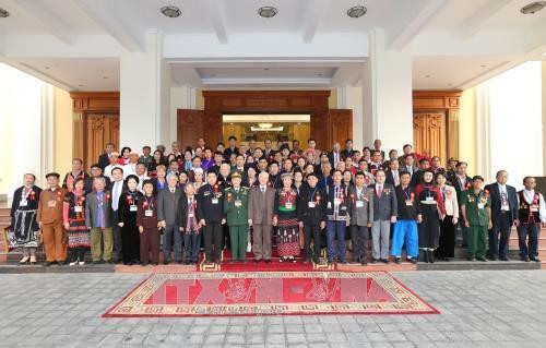 Tổng Bí thư Nguyễn Phú Trọng chụp ảnh chung với các đại biểu người có uy tín, nhân sĩ trí thức, doanh nhân dân tộc thiểu số tiêu biểu toàn quốc. Ảnh: Trí Dũng-TTXVN.