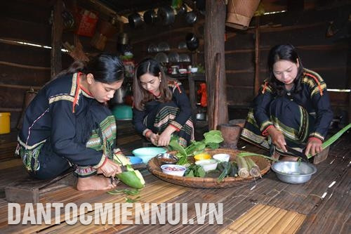 Các cô gái Ê-đê mỗi người một việc chuẩn bị nguyên liệu nấu món canh bột lá yao. Ảnh: Hoài Thu