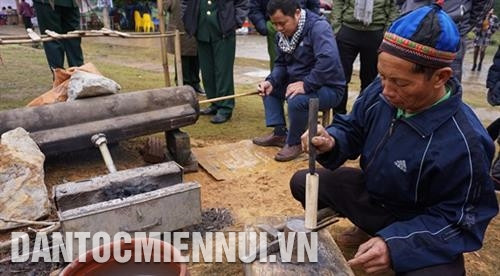 Tra cán dao để chuẩn bị hoàn thiện sản phẩm. Ảnh: Nam Sương