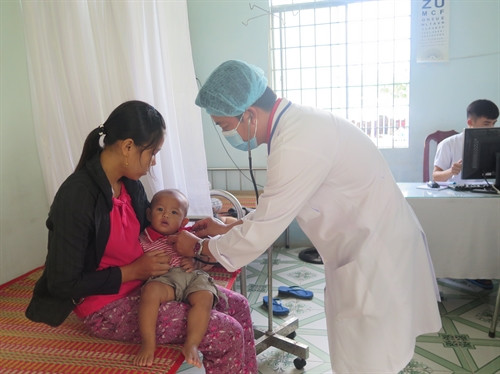 Bác sỹ Phòng khám đa khoa quân dân y Dinh Bà (Đồng Tháp) khám bệnh cho người dân Campuchia