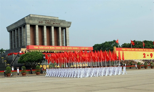Khối Nghi trượng Khối cờ Đảng, cờ Tổ quốc tiến qua lễ đài.