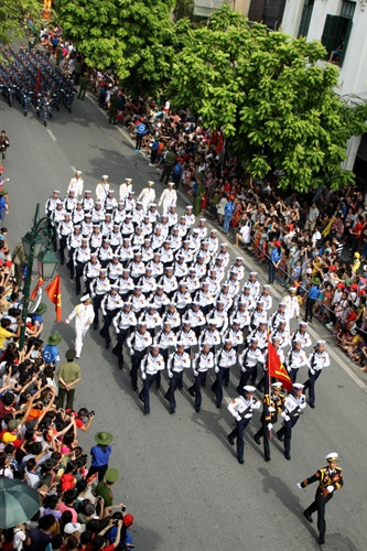 Khối hải quân diễu binh, diễu hành qua phố Tràng Tiền