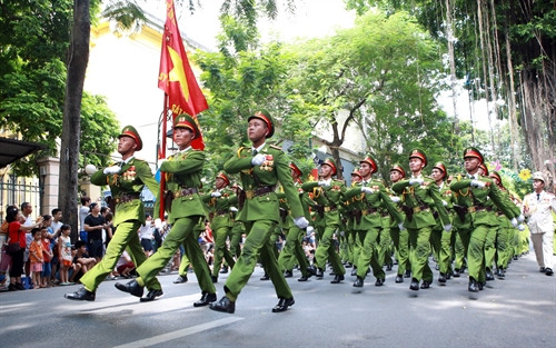 Khối cảnh sát diễu binh qua phố Tràng Thi