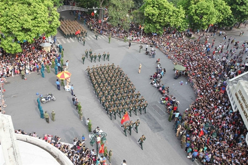 Từ sáng sớm 2/9, hàng vạn người dân ở khắp nơi đã nô nức đổ về khu vực Quảng trường Ba Đình và dọc các tuyến phố đón xem lễ diễu binh, diễu hành cấp Quốc gia chào mừng kỷ niệm 70 năm Cách mạng Tháng Tám và Quốc khánh 2-9.