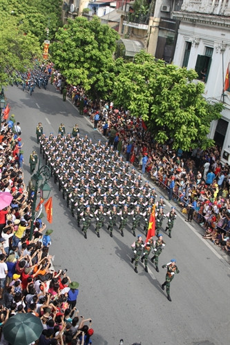 Khối lực lượng vũ trang diễu binh qua phố Tràng Tiền