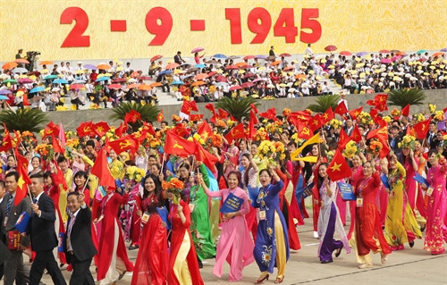 Khối các đoàn thể quần chúng, nhân sỹ, trí thức tham gia diễu hành