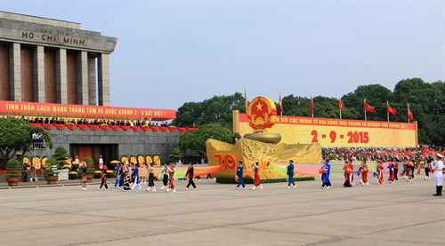 Khối Nghi trượng xe mô hình Quốc huy Việt Nam tiến qua lễ đài.