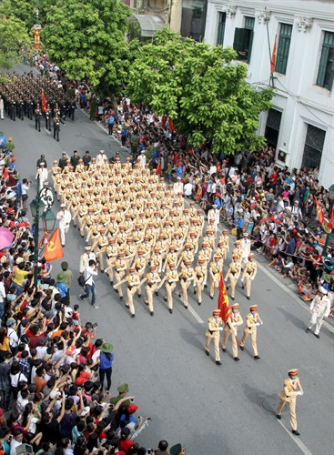 Khối lực lượng nữ CSGT diễu binh qua Phố Tràng Tiền.