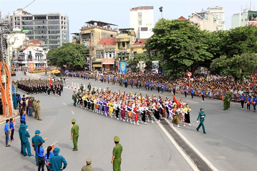 Khối Các dân tộc diễu hành qua khu vực Cửa Nam.