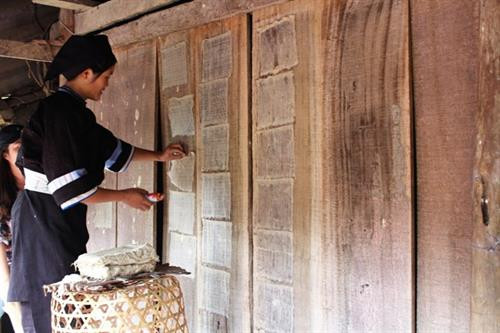 Giấy bản được phơi lên tường nhà. Giấy bản được phơi lên tường nhà.