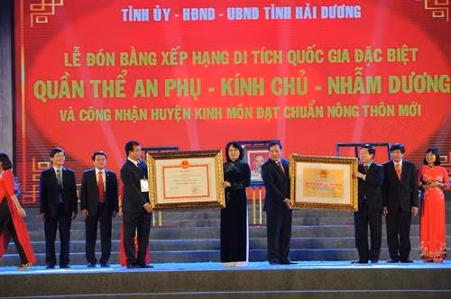 Phó Chủ tịch nước Đặng Thị Ngọc Thịnh trao bằng công nhận huyện đạt chuẩn nông thôn mới cho huyện Kinh Môn (tỉnh Hải Dương). Ảnh: Mạnh Minh- TTXVN