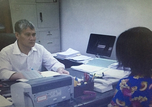 Tham tán Nguyễn Văn Thịnh làm việc với cô dâu Việt vừa được giải cứu sau 6 năm bị gia đình chồng giam lỏng. Tham tán Nguyễn Văn Thịnh làm việc với cô dâu Việt vừa được giải cứu sau 6 năm bị gia đình chồng giam lỏng.