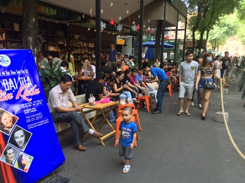 Đường sách Thành phố Hồ Chí Minh là một trong những điểm vui chơi, giải trí tao nhã được người dân lựa chọn sáng 02/01/2016. Ảnh: Bưng Biền