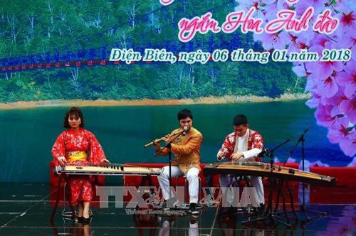 Một tiết mục văn nghệ truyền thống dân tộc. Ảnh: Phan Tuấn Anh - TTXVN Một tiết mục văn nghệ truyền thống dân tộc. Ảnh: Phan Tuấn Anh - TTXVN