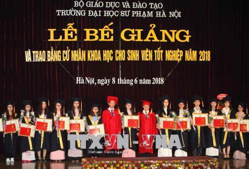 Trao Bằng cử nhân khoa học và giấy khen cho sinh viên K64, tốt nghiệp xuất sắc năm 2018. Ảnh: Thanh Tùng - TTXVN