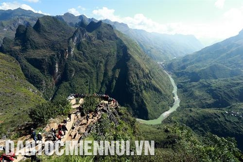 Đèo Mã Pí Lèng là một trong tứ đại đỉnh đèo của Việt Nam. Một bên là núi đá dựng đứng, phía còn lại là vực sâu với dòng sông Nho Quế cuộn chảy qua từng khe đá. Ảnh: Nguyễn Hoàng Chợ phiên Đồng Văn diễn ra vào chủ nhật hằng tuần. Năm mới, nếu có dịp tới đây, du khách đừng bỏ qua khu chợ xuân nằm nép mình bên vách núi đá và mây mù này. Ảnh: Nguyễn Hoàng Mùa xuân ở Đồng Văn đẹp cuốn hút với hoa mận, hoa đào đua nhau khoe sắc, từng chồi non lộc biếc nảy nở, với rực rỡ sắc áo của những đồng bào dân tộc vùng cao. Ảnh: Nguyễn Hoàng