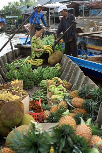 Chợ nổi Ngã Năm có đầy đủ các sản vật đặc trưng của vùng sông nước miền Tây.