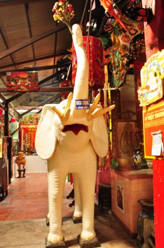 Bạn khó có thể biết tượng được làm bằng đất sét vì màu sắc rõ nét. Ảnh: Lam Linh.