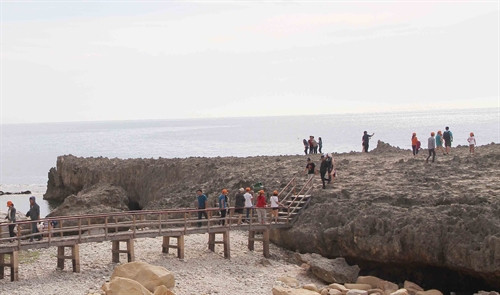 Du khách tới thăm vịnh Vĩnh Hy- một trong những vịnh đẹp nhất Việt Nam. Du khách tới thăm vịnh Vĩnh Hy- một trong những vịnh đẹp nhất Việt Nam.