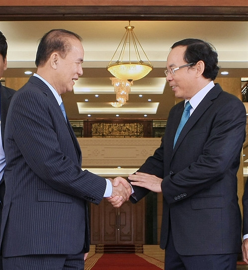 Đồng chí Nguyễn Văn Nên, Bí thư Trung ương Đảng, Chánh Văn phòng Trung ương Đảng và đồng chí Mam Sarin, Chánh Văn phòng Đảng Nhân dân Campuchia. Ảnh: Phạm Kiên - TTXVN