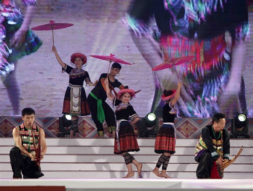 Một tiết mục dân ca, dân vũ của dân tộc Mông biểu diễn tại đêm khai mạc. Ảnh: Thanh Tùng- TTXVN