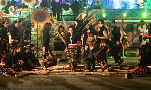 Tiết mục nhảy sạp của dân tộc Thái biểu diễn tại đêm khai mạc. Ảnh: Thanh Tùng- TTXVN