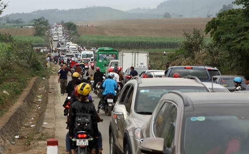 Lượng du khách từ hai hướng Bắc, Nam về đồi hoa hướng dương đã gây nên tình trạng ùn tắc kéo dài nhiều giờ. Ảnh chụp sáng 25/12 (Thanh Tùng- TTXVN)