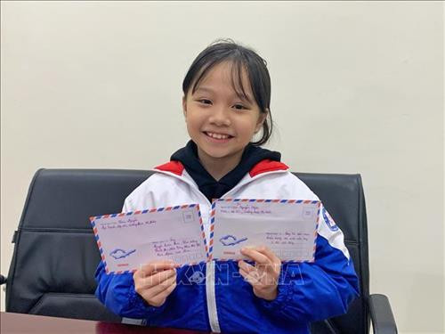 Em Nguyễn Ngọc Trinh với lá thư gửi Thủ tướng Chính phủ Nguyễn Xuân Phúc. Ảnh: TTXVN phát Em Nguyễn Ngọc Trinh với lá thư gửi Thủ tướng Chính phủ Nguyễn Xuân Phúc. Ảnh: TTXVN phát