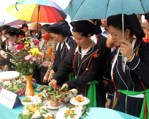 Trong những ngày xuân, đồng bào dân tộc Sán Dìu thường tổ chức nhiều trò chơi dân gian và hoạt động văn hóa, thể thao Trong những ngày xuân, đồng bào dân tộc Sán Dìu thường tổ chức nhiều trò chơi dân gian và hoạt động văn hóa, thể thao