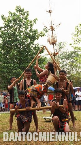 Sau phần lễ, bà con cùng nhảy múa, ca hát vui trong ngày hội. Ảnh: H.Hải