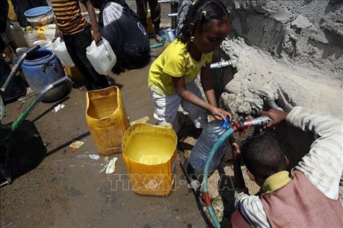 Trẻ em lấy nước tại Sanaa, Yemen. Ảnh: THX/TTXVN Trẻ em lấy nước tại Sanaa, Yemen. Ảnh: THX/TTXVN