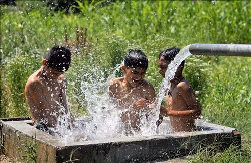 Trẻ em lấy nước tại Jammu, Ấn Độ. Ảnh: THX/TTXVN