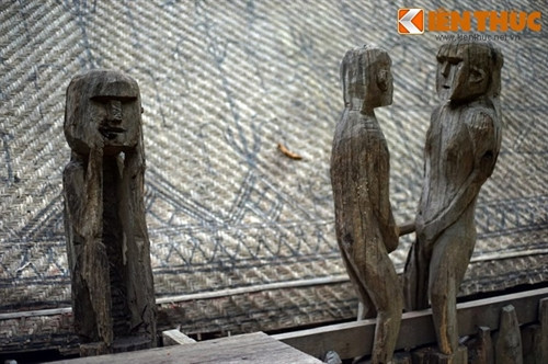 Những bức tượng nhà mồ của người Jrai không chỉ là các sản phẩm điêu khắc dân gian đơn thuần, mà còn thể hiện quan niệm nhân sinh về cuộc đời.