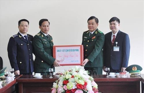 Trung tướng Hoàng Xuân Chiến chúc Tết các lực lượng chức năng đang làm nhiệm vụ tại Cửa khẩu Bắc Phong Sinh. Ảnh: TTXVN phát Trung tướng Hoàng Xuân Chiến chúc Tết các lực lượng chức năng đang làm nhiệm vụ tại Cửa khẩu Bắc Phong Sinh. Ảnh: TTXVN phát