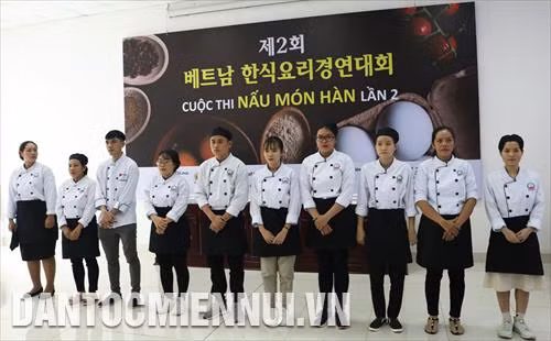 Các thí sinh nghe bà Choi Jeong Ae, Chủ tich Hiệp hội ẩm thực truyền thống Hàn Quốc, Trưởng ban giám khảo phổ biến thể lệ cuộc thi Nấu món Hàn ngon lần 2 và giới thiệu về văn hóa ẩm thực Hàn Quốc