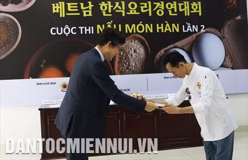 Ngài Lim Jae Hoon, Tổng lãnh sự Hàn Quốc tại TP.HCM trao giấy ủy nhiệm cho các thành viên Ban giám khảo cuộc thi Nấu món Hàn lần 2