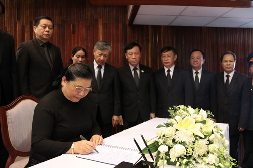 Phó Chủ tịch Quốc hội Tòng Thị Phóng ghi sổ tang. Ảnh: Phạm Kiên – TTXVN