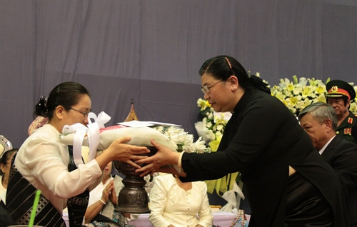 Phó Chủ tịch Quốc hội Tòng Thị Phóng chia buồn với gia quyến đồng chí Saman Viyaket.. Ảnh: Phạm Kiên – TTXVN