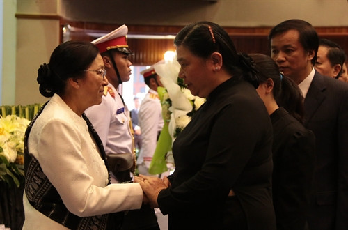 Phó Chủ tịch Quốc hội Tòng Thị Phóng chia buồn với Chủ tịch Quốc hội Lào Pany Yathotou Ảnh: Phạm Kiên – TTXVN