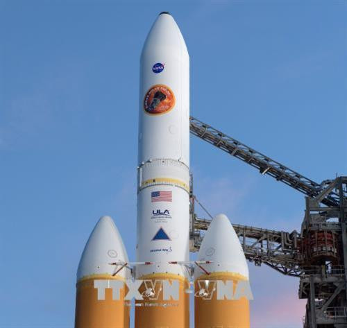 Tên lửa Alliance Delta IV mang theo tàu Thăm dò Mặt Trời Parker được đưa vào bệ phóng ở Florida, Mỹ, ngày 10/8. Ảnh: AFP/TTXVN Tên lửa Alliance Delta IV mang theo tàu Thăm dò Mặt Trời Parker được đưa vào bệ phóng ở Florida, Mỹ, ngày 10/8. Ảnh: AFP/TTXVN