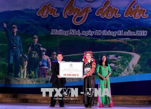 Phó Chủ nhiệm Ủy ban Về các vấn đề xã hội của Quốc hội Bùi Sỹ Lợi tặng quà cho UBND huyện Mường Nhé. Ảnh: Phương Hoa - TTXVN Phó Chủ nhiệm Ủy ban Về các vấn đề xã hội của Quốc hội Bùi Sỹ Lợi tặng quà cho UBND huyện Mường Nhé. Ảnh: Phương Hoa - TTXVN