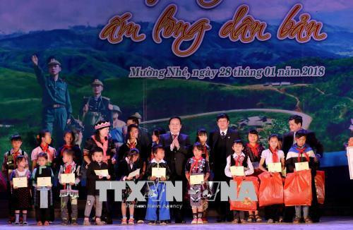 Chủ tịch Ủy ban nhân dân tỉnh Điện Biên Mùa A Sơn tặng áo ấm cho học sinh nghèo học giỏi huyện Mường Nhé. Ảnh: Phương Hoa - TTXVN Chủ tịch Ủy ban nhân dân tỉnh Điện Biên Mùa A Sơn tặng áo ấm cho học sinh nghèo học giỏi huyện Mường Nhé. Ảnh: Phương Hoa - TTXVN