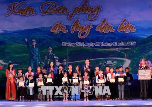 Chủ nhiệm Ủy ban Tư pháp của Quốc hội Lê Thị Nga và Bí thư Tỉnh ủy Điện Biên Trần Văn Sơn tặng quà cho học sinh nghèo học giỏi huyện Mường Nhé. Ảnh: Phương Hoa - TTXVN