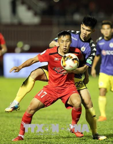 Pha khống chế bóng của cầu thủ Minh Trung (số 17 TP.HCM). Ảnh: Quang Nhựt – TTXVN Pha khống chế bóng của cầu thủ Minh Trung (số 17 TP.HCM). Ảnh: Quang Nhựt – TTXVN