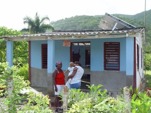 Một phòng khám bệnh thuộc hệ thống "Bác sỹ gia đình" ở vùng núi tỉnh Pinar del Rio, miền Tây Cuba. Phòng khám có bác sỹ và một số y tá. được trang bị pin mặt trời cung cấp điện. Ảnh: Duy Truyền - TTXVN Một phòng khám bệnh thuộc hệ thống "Bác sỹ gia đình" ở vùng núi tỉnh Pinar del Rio, miền Tây Cuba. Phòng khám có bác sỹ và một số y tá. được trang bị pin mặt trời cung cấp điện. Ảnh: Duy Truyền - TTXVN