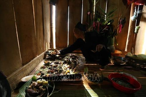 Đồ thờ cúng được chuẩn bị từ sáng sớm. Ảnh: Phan Tuấn Anh - TTXVN